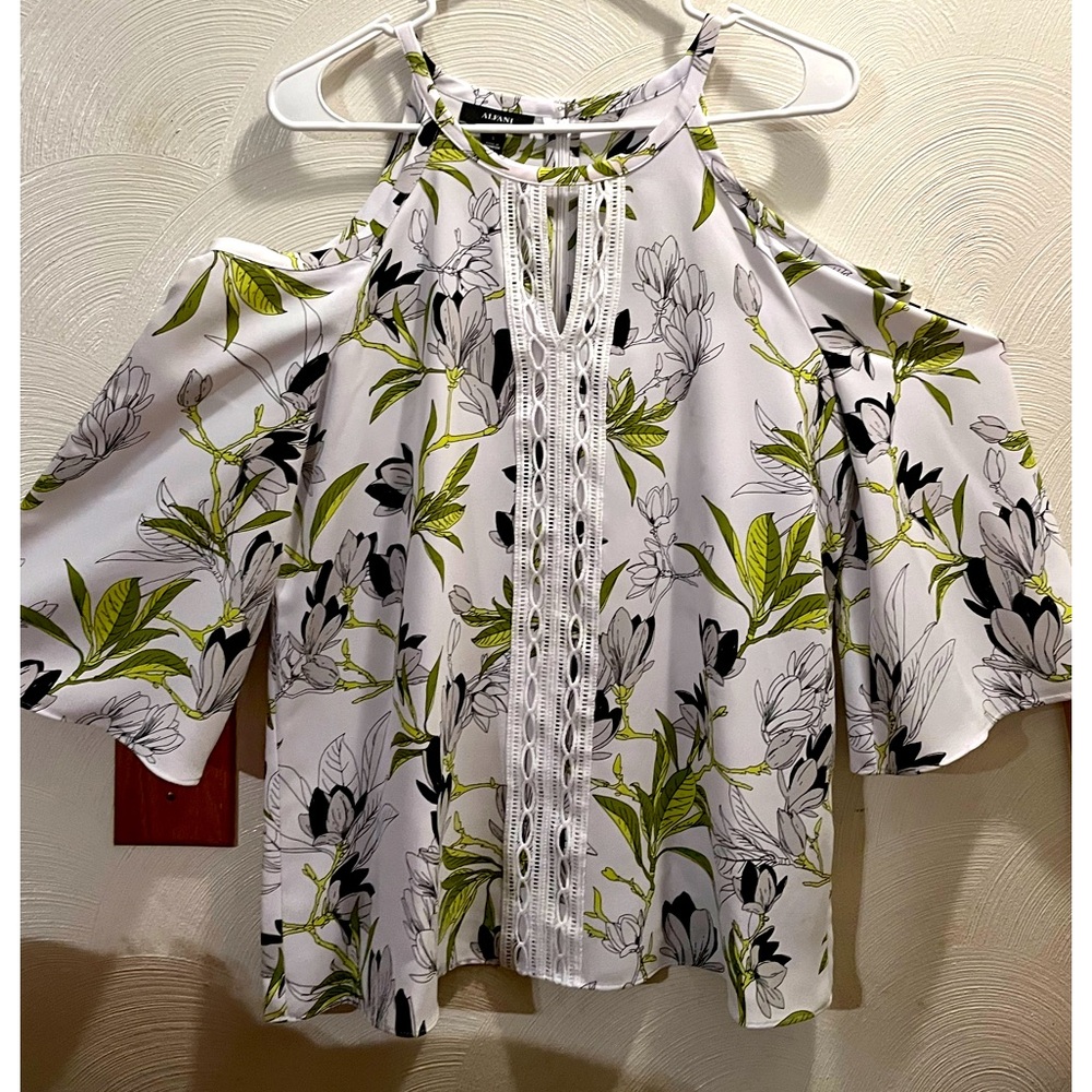 Alfani Off the Shoulder Sleeve Blouse. Size Small. Front Center V keyhole.